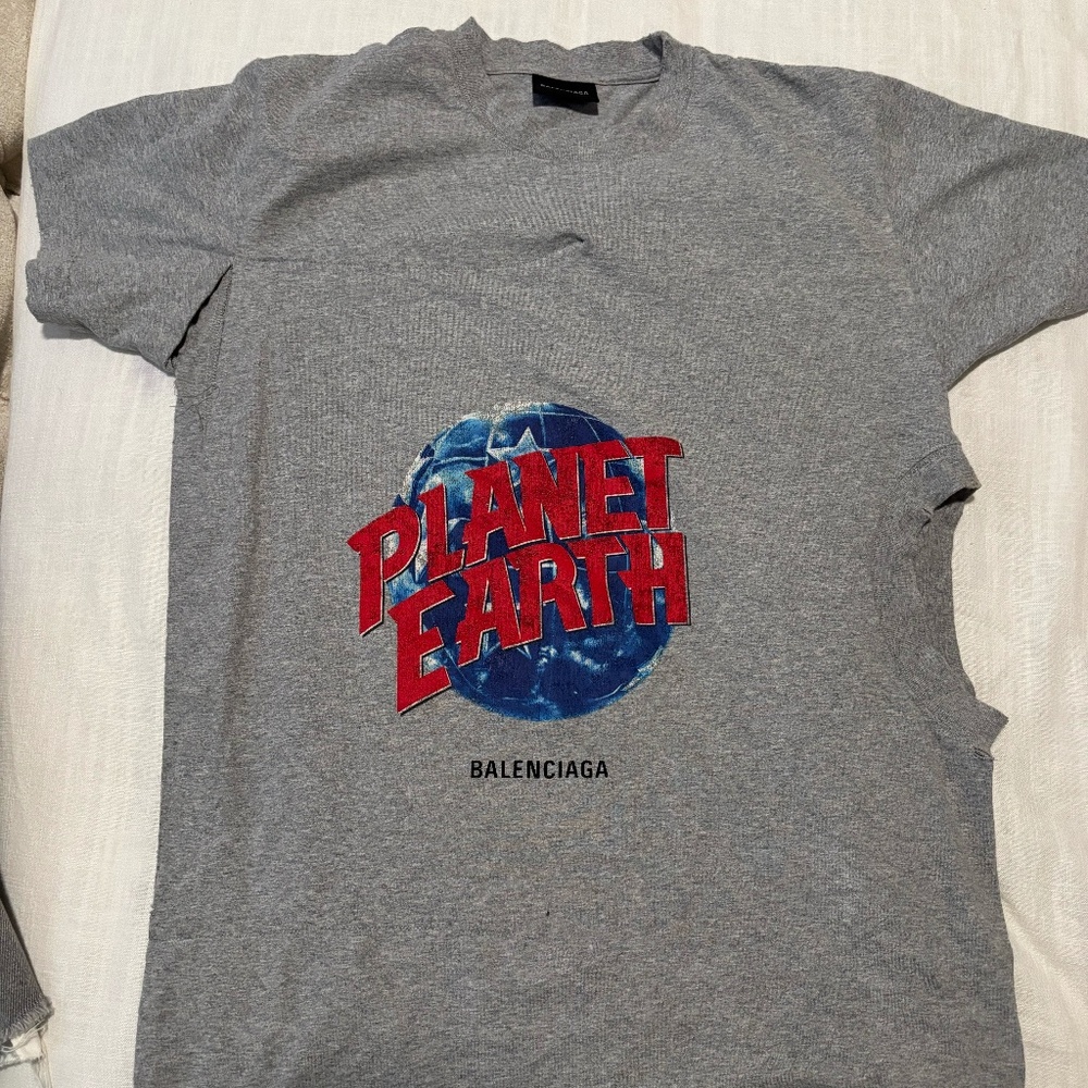 WOMEN'S PLANET EARTH TWISTING T-SHIRT